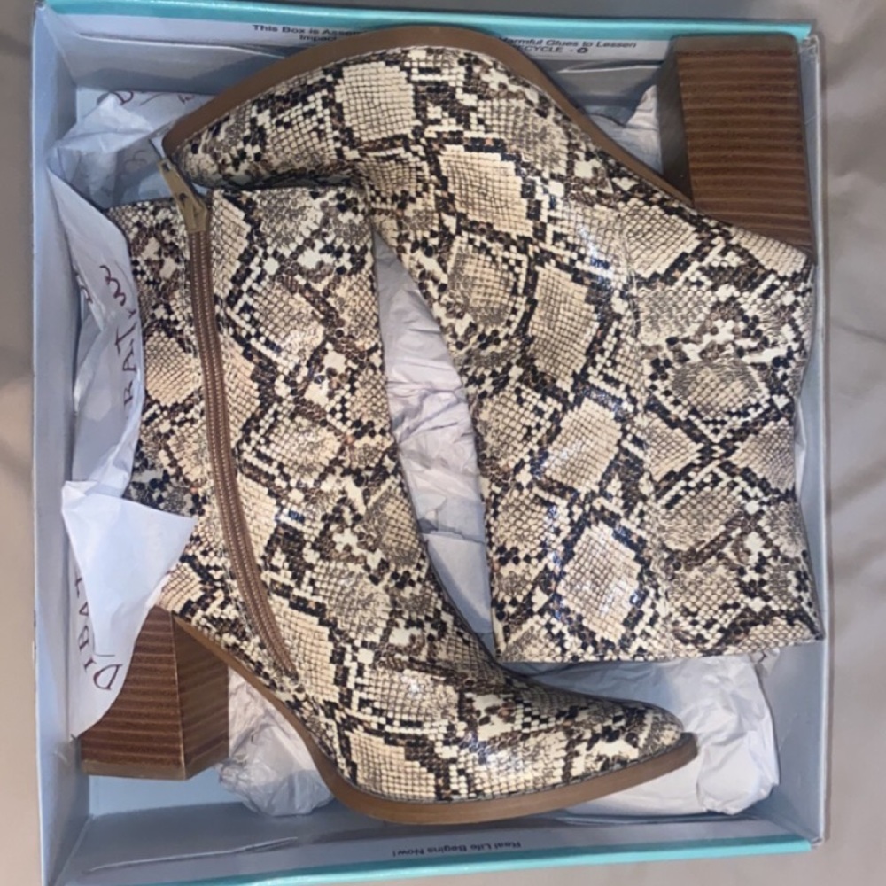 Diba True Tiger Spots Heeled Booties. Size 8. Beige/Brown Snakeskin.